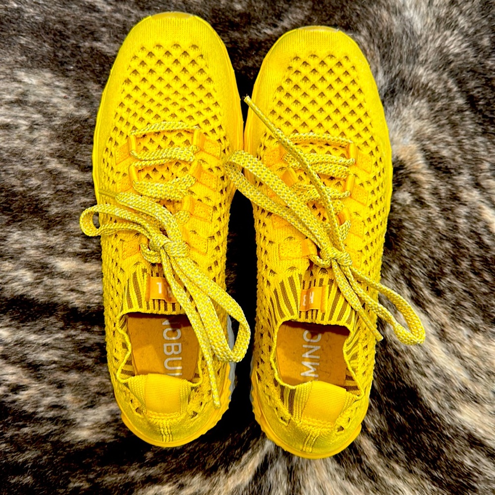 Lemon drop knit runner